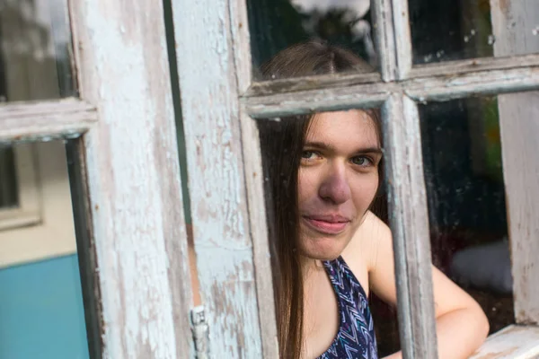 Mujer Joven Con Pelo Largo Mira Por Las Ventanas Terraza —  Fotos de Stock