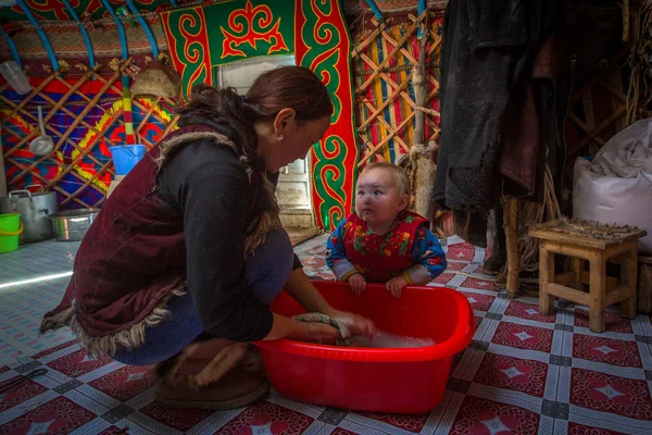 Bayan Olgii Mongolei September 2017 Kasachische Jägerfamilie Mit Jagenden Steinadlern — Stockfoto