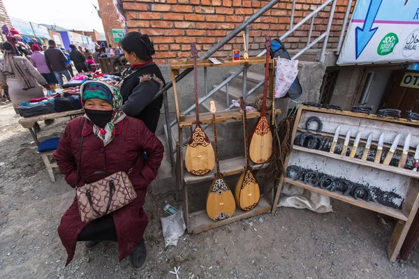 Olgiy Olgiy 2017年9月27日 未知的妇女在城市市场上卖乐器和匕首 Olgiy 省是由哈萨克人口887 — 图库照片