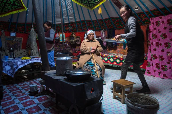 Sagsai Bayan Olgiy Mongolia Sep 2017 Familia Kazaja Cazadores Con — Foto de Stock