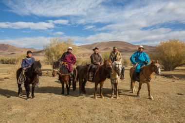 Bayan Olgii, Moğolistan-28 Eylül 2017: Kazak kartal avcılar sırtında. Bayan Olgii ilinde 88,7 için doldurulur Kazaklar oranında.