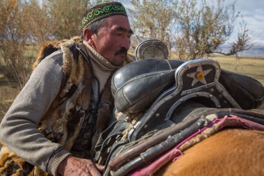 Bayan Olgii, Moğolistan-28 Eylül 2017: Kazak Berkutchi (Kartal hunter) saddles at var. Bayan Olgii ilinde 88,7 için doldurulur Kazaklar oranında.