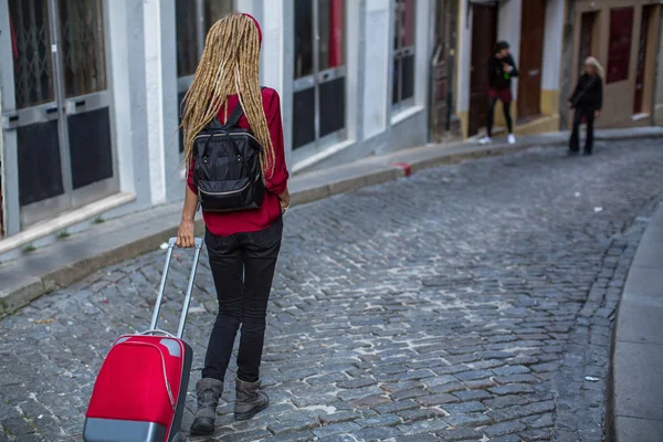Κορίτσι Στο Πεζοδρόμιο Μια Κόκκινη Βαλίτσα — Φωτογραφία Αρχείου