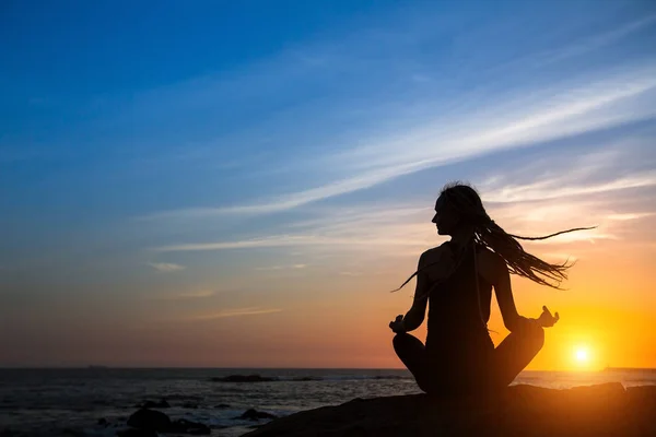 Meditation Woman Yoga Silhouette Fitness Healthy Lifestyle Ocean Amazing Sunset — Stockfoto