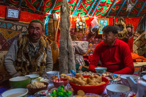 Bayan Olgii Mongolia Sep 2017 Familia Cazadores Kazajos Que Cazan —  Fotos de Stock