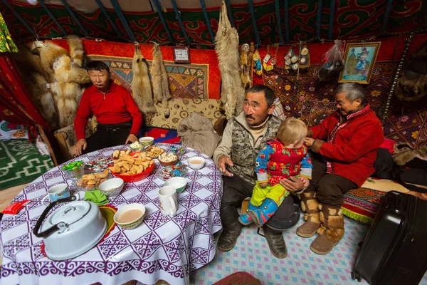 Bayan Olgii Mongolia Sep 2017 Kazakhs Family Hunters Hunting Golden — Stock Photo, Image