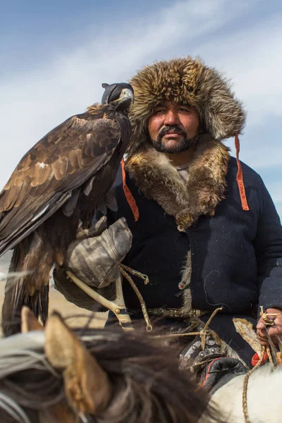 Ulgii 2017 카자흐어 독수리 사냥꾼 전통적인 몽골에 골든이 토끼를 — 스톡 사진