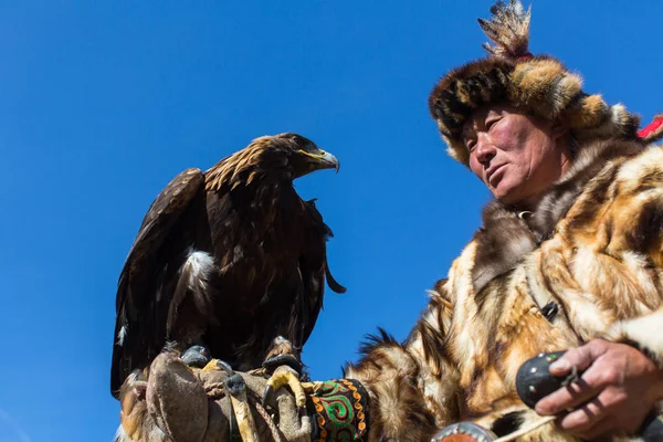 Bajan Ulgii Mongolia Września 2017 Kazachski Eagle Hunter Tradycyjną Odzież — Zdjęcie stockowe