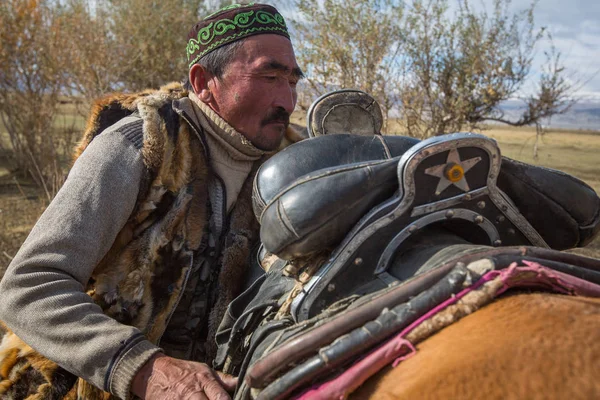 Bayan Olgii Moğolistan Eylül 2017 Kazak Berkutchi Kartal Hunter Saddles — Stok fotoğraf