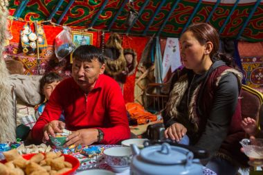 Bayan Olgii, Moğolistan-28 Eylül 2017: Kazaklar aile Avcı Avcılık kartalları içinde ile onların Moğol Yurts. Bayan Olgii ilinde 88,7 için doldurulur Kazaklar oranında.