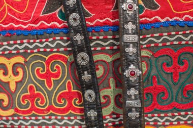 Moğol at koşum takımı ve sokak piyasa üzerinde satış el sanatları.