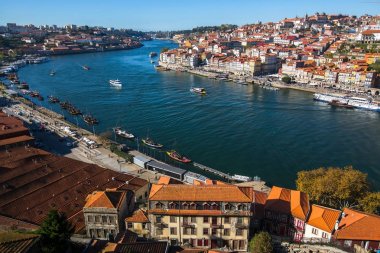Bir Vila Nova de Gaia, Portekiz Porto ve Douro nehrinin eski şehir merkezinin görünümü.
