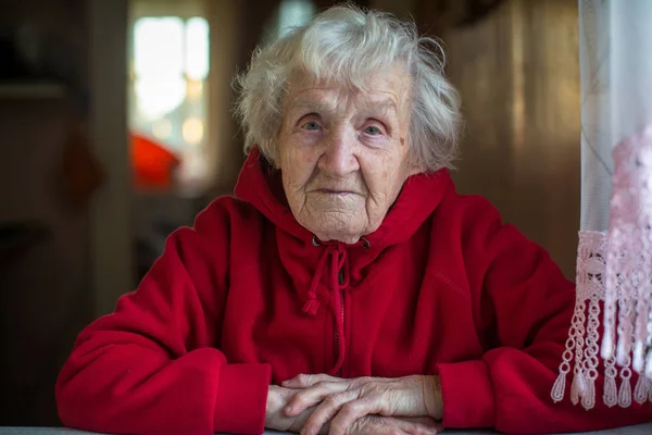 鮮やかな赤のジャケットで高齢者の女性の肖像画 — ストック写真