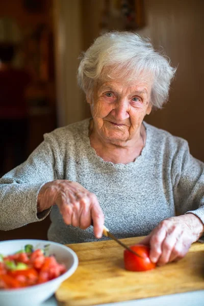 Yaşlı Bir Kadın Portresi Sebze Salatası Için Pirzola — Stok fotoğraf