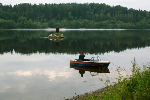 Pescador Barco Temprano Mañana Río Norte Karelia Rusia — Foto de Stock