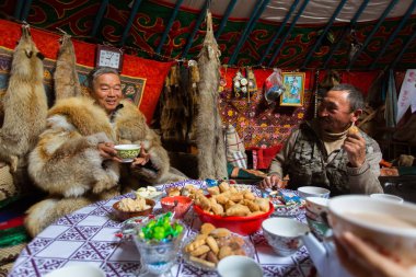 Bayan Olgii, Moğolistan-28 Eylül 2017: Kazaklar aile Avcı Avcılık kartalları içinde ile onların Moğol Yurts. Bayan Olgii ilinde 88,7 için doldurulur Kazaklar oranında.