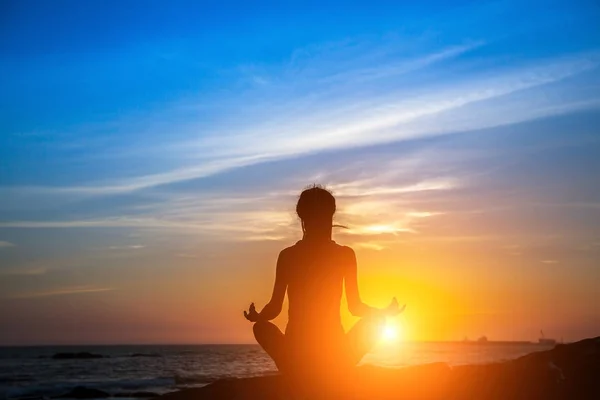 Meditasyon Yoga Kadın Silueti Şaşırtıcı Günbatımı Sırasında Denizde — Stok fotoğraf