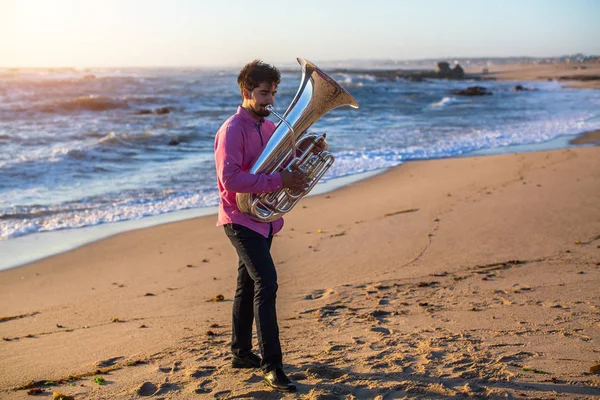 Jovem Músico Tocando Trompete Costa Mar — Fotografia de Stock