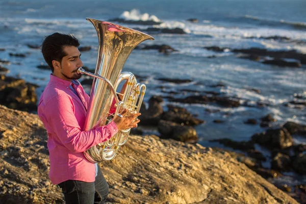 Joven Músico Masculino Tocando Trompeta Costa Del Mar —  Fotos de Stock