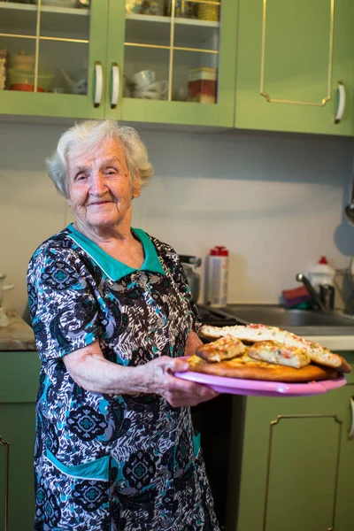 Femme Âgée Dans Cuisine Avec Une Tarte Dans Les Mains — Photo