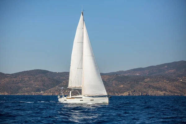 Yacht Vela Nel Mar Egeo Vicino Alla Costa Greca — Foto Stock