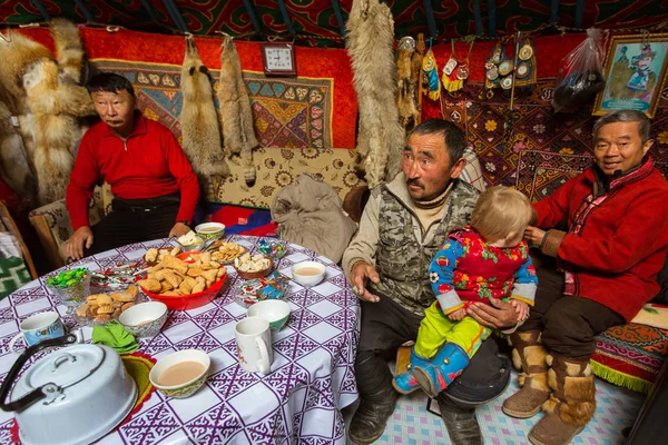 巴彦乌列盖 蒙古的 Sep 2017年 哈萨克人家庭的猎人狩猎金雕内与他们的蒙古包 在巴彦乌列盖省填充到 的哈萨克人 — 图库照片