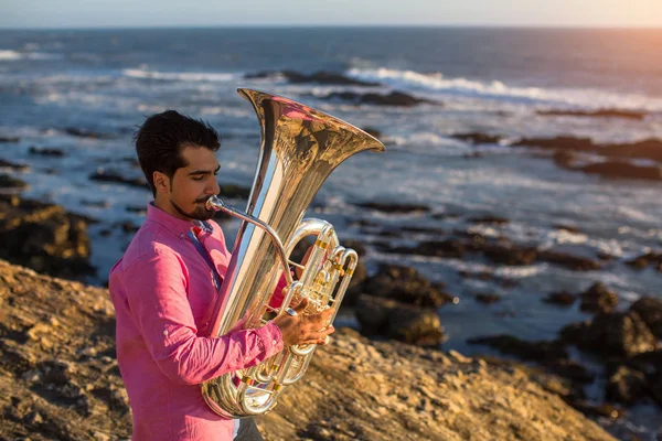 Junger Musiker Spielt Trompete Der Küste Des Ozeans — Stockfoto