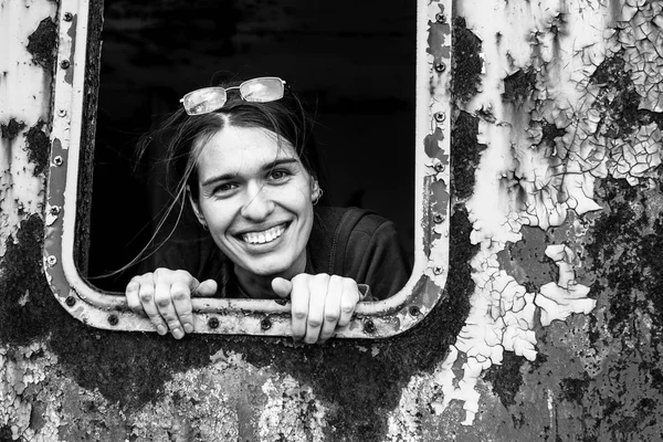 Retrato Preto Branco Uma Atraente Jovem Mulher Positiva — Fotografia de Stock