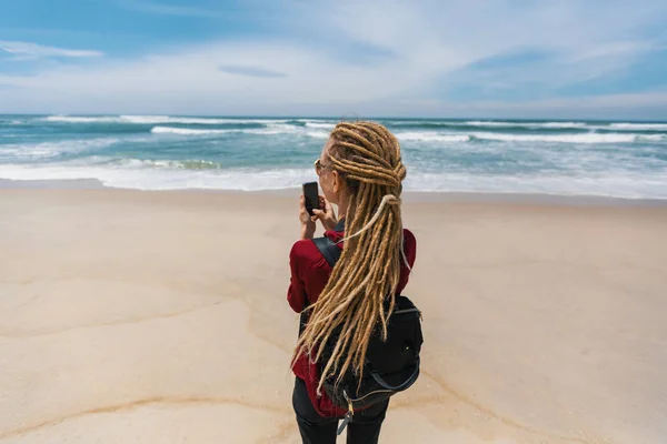 Ung Kvinna Med Blonda Dreadlocks Tar Bilden Havet Smartphone — Stockfoto