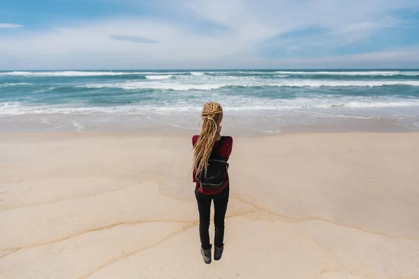 Ung Kvinna Med Blonda Dreadlocks Står Vid Stranden Havet — Stockfoto