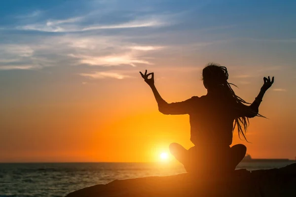 Joga Sylwetka Medytacja Kobieta Wybrzeżu Oceanu Podczas Niesamowity Zachód Słońca — Zdjęcie stockowe