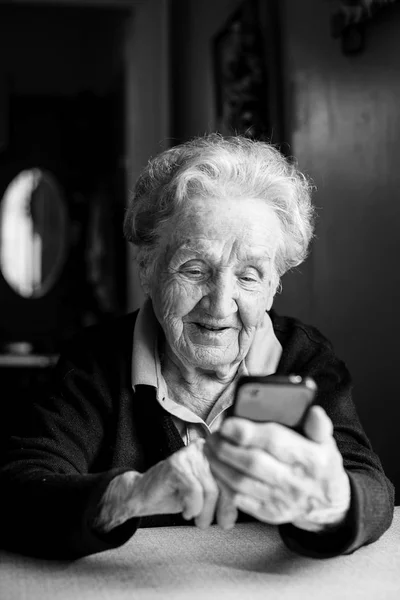 Äldre Kvinna Med Smartphone — Stockfoto