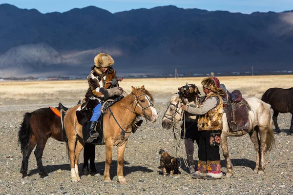 Sagsay Mongólia Sep 2017 Szirti Sas Vadász Tanítja Fiatal Lánya — Stock Fotó