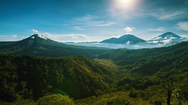 バリ島 インドネシアの活火山バトゥール山 — ストック写真