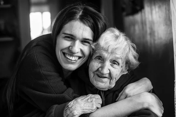 Bir Kucaklama Yetişkin Kızıyla Yaşlı Kadın — Stok fotoğraf