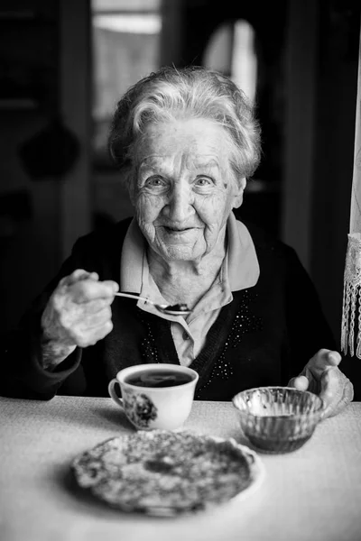 Retrato Uma Mulher Idosa Bebendo Chá — Fotografia de Stock