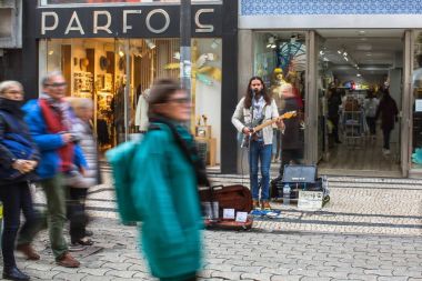 Porto, Portekiz - 4 Mar 2017: birinde sokaklarda eski şehir merkezinde. Porto şehir 20 en iyi Avrupa hedefe 2017 seçildi ve bu prestijli unvanını kazandı.