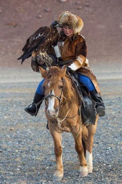 Sagsay Mongolia Sep 2017 Golden Eagle Hunter Enseña Hija Cazar —  Fotos de Stock