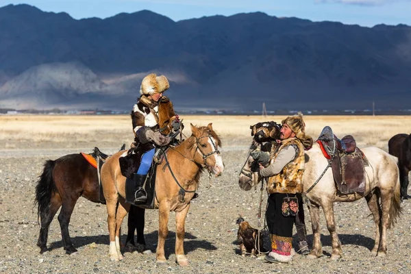 Sagsay Mongolia Setembro 2017 Golden Eagle Hunter Ensina Sua Jovem — Fotografia de Stock