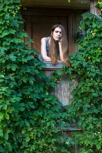 Mladá Žena Stojí Létě Zelené Verandě Vesnického Domu — Stock fotografie