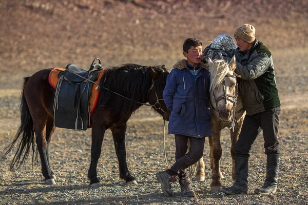 Sagsay Mongolia Sep 2017 Jóvenes Cazadores Águila Pie Cerca Sus —  Fotos de Stock