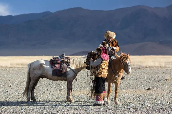 Sagsay Mongolia Września 2017 Golden Eagle Hunter Uczy Jej Córka — Zdjęcie stockowe