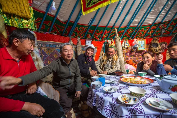 Сагсай Баян Ольгий Монголия Сентября 2017 Года Казахская Семья Охотников — стоковое фото