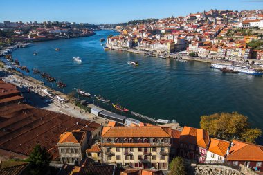 Douro nehir ve Vila Nova de Gaia, Porto, Portekiz üzerinden Ribeira görünümü
