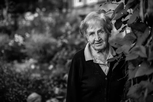 Starší Žena Zahradě Černobílý Portrét — Stock fotografie