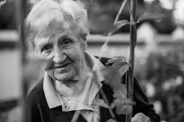 Femme Âgée Dans Jardin Portrait Noir Blanc — Photo