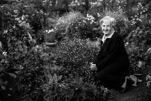Starsza Kobieta Ogrodzie Portret Czarno Białe — Zdjęcie stockowe