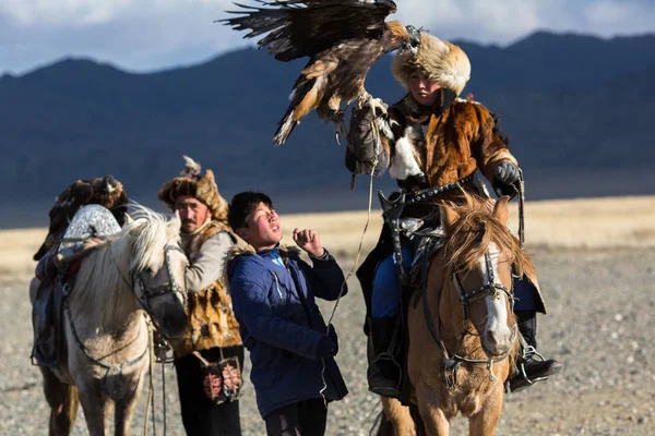 Sagsay モンゴル 2017 ゴールデン イーグル ハンターを教える若い娘がウサギで砂漠山の西モンゴルに獲物の鳥を狩猟 — ストック写真