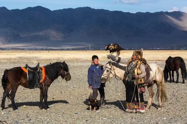 Sagsay Mongolia Września 2017 Hunter Złotego Orła Podczas Polowania Zająca — Zdjęcie stockowe