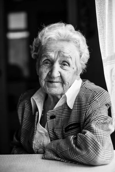 Portretul Unei Femei Vârstă Care Stă Masă Fotografie Alb Negru — Fotografie, imagine de stoc